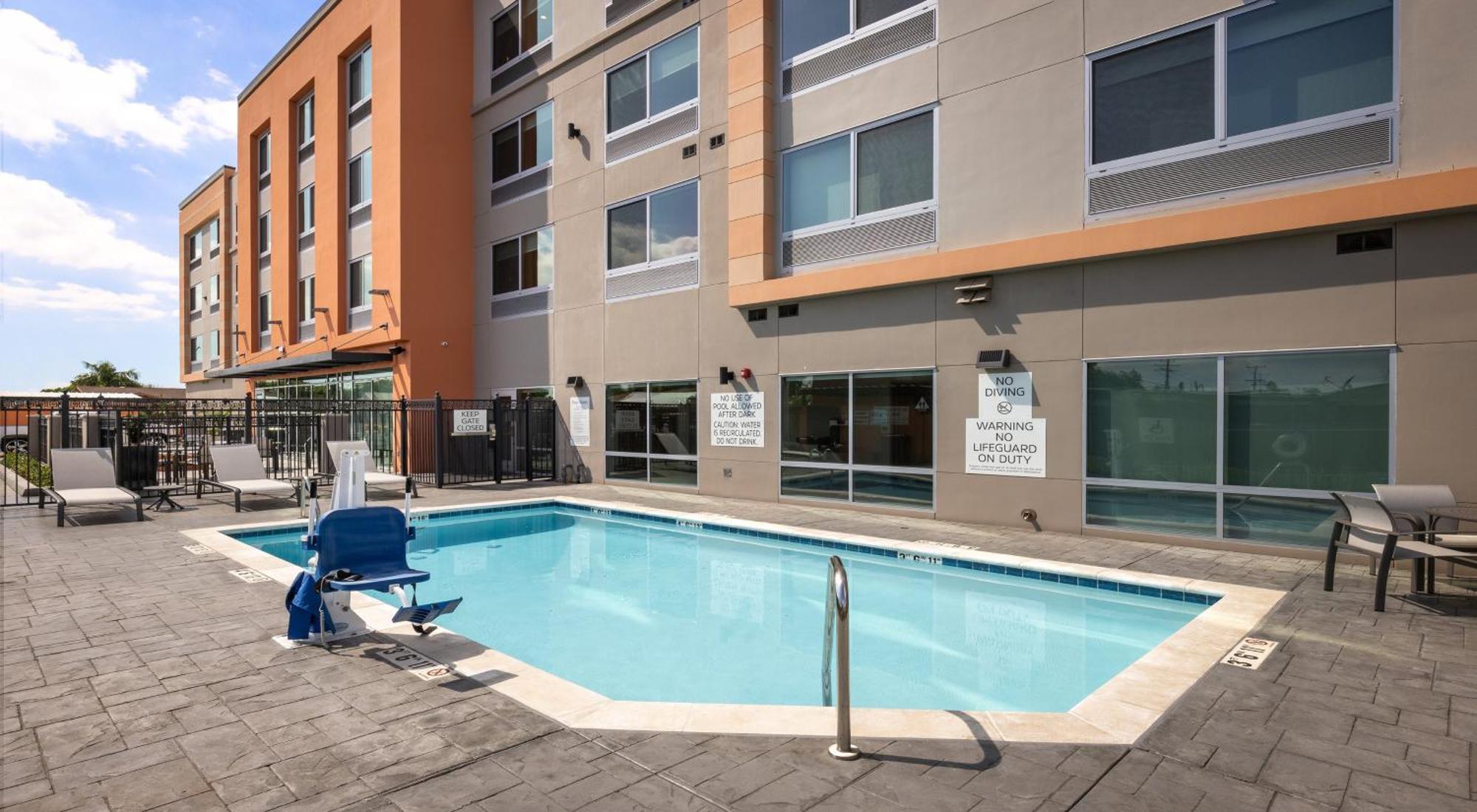 Holiday Inn Express & Suites - Hawaiian Gardens By Ihg Exterior foto